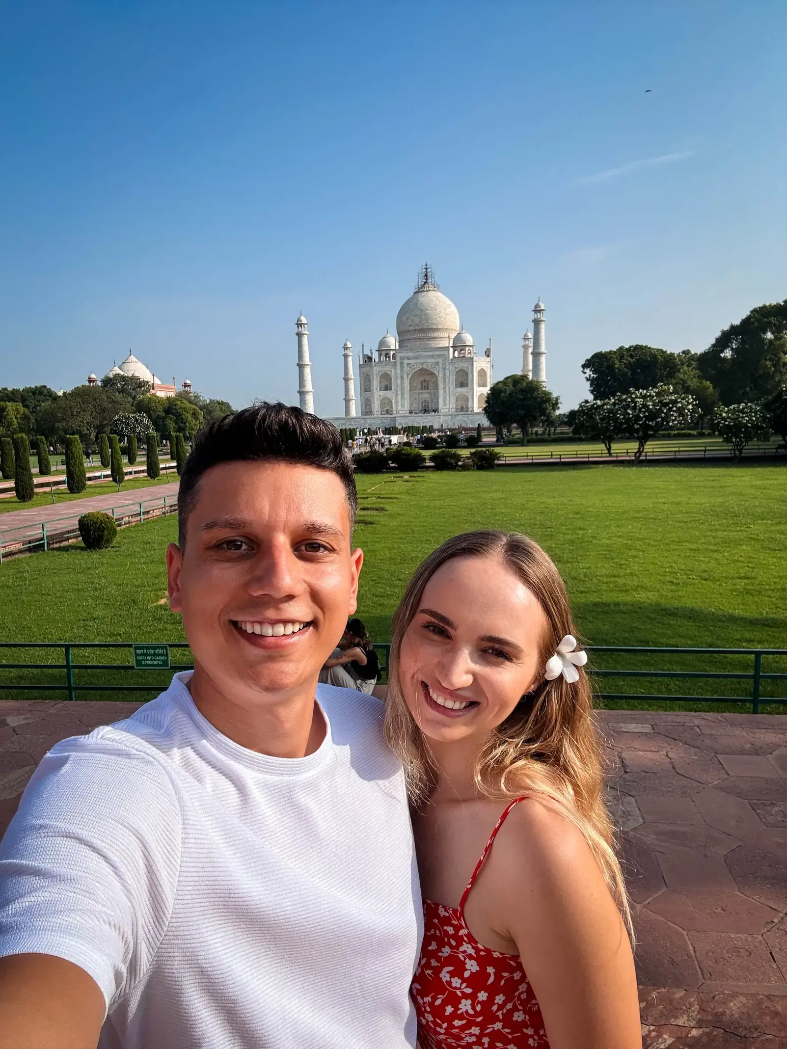 Andrei and Cristina taking a selfie in front of the Taj Mahal